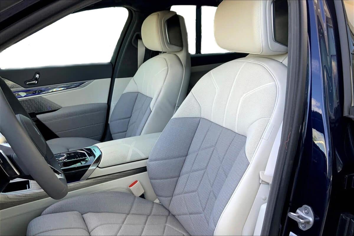 BMW i7 White front seats
