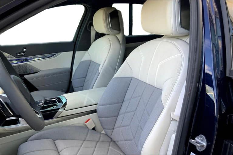 BMW i7 White front seats