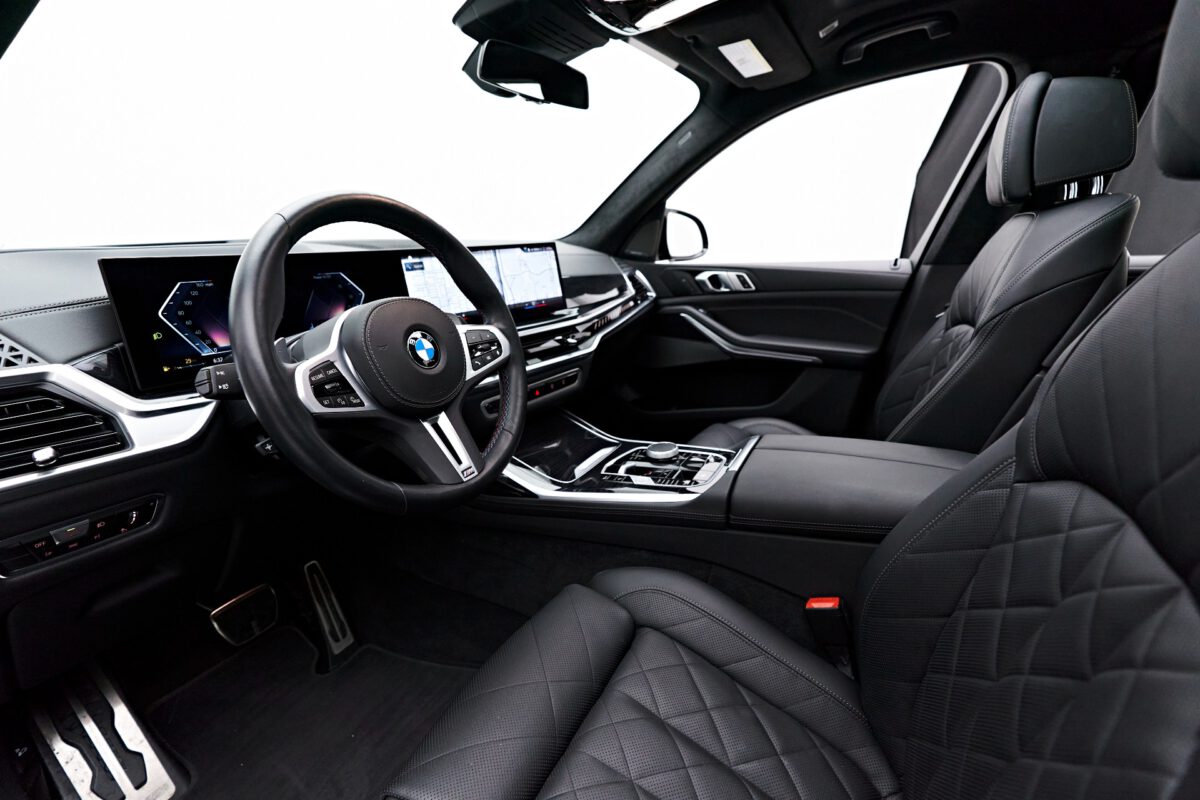 BMW X7 Front cabin
