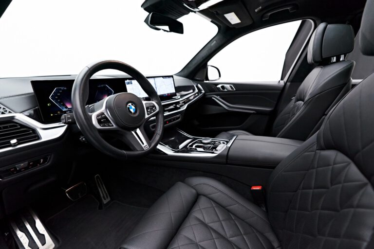 BMW X7 Front cabin