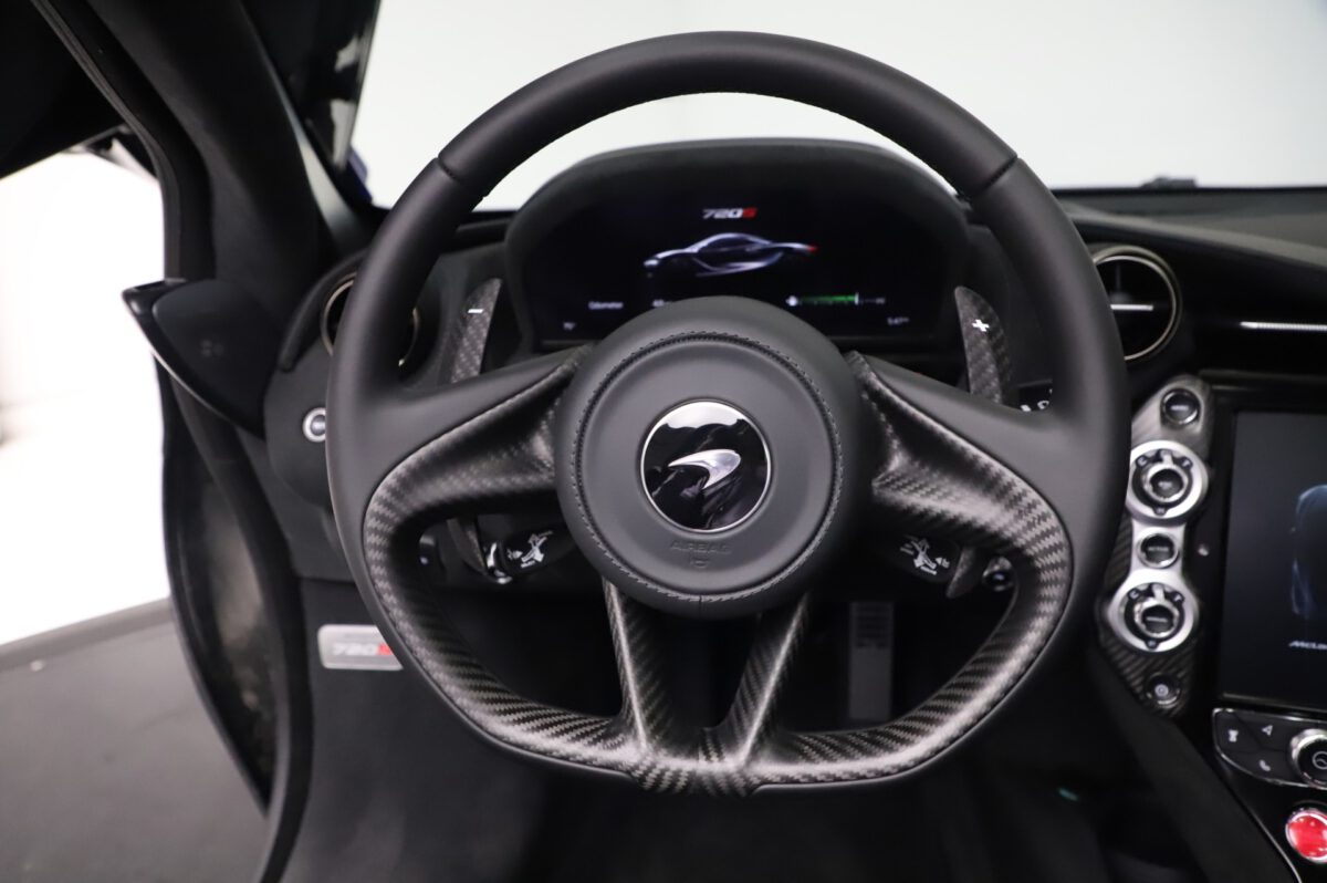 McLaren 720S Driving wheel