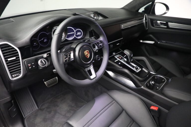 Porsche Cayenne Turbo Driving cockpit