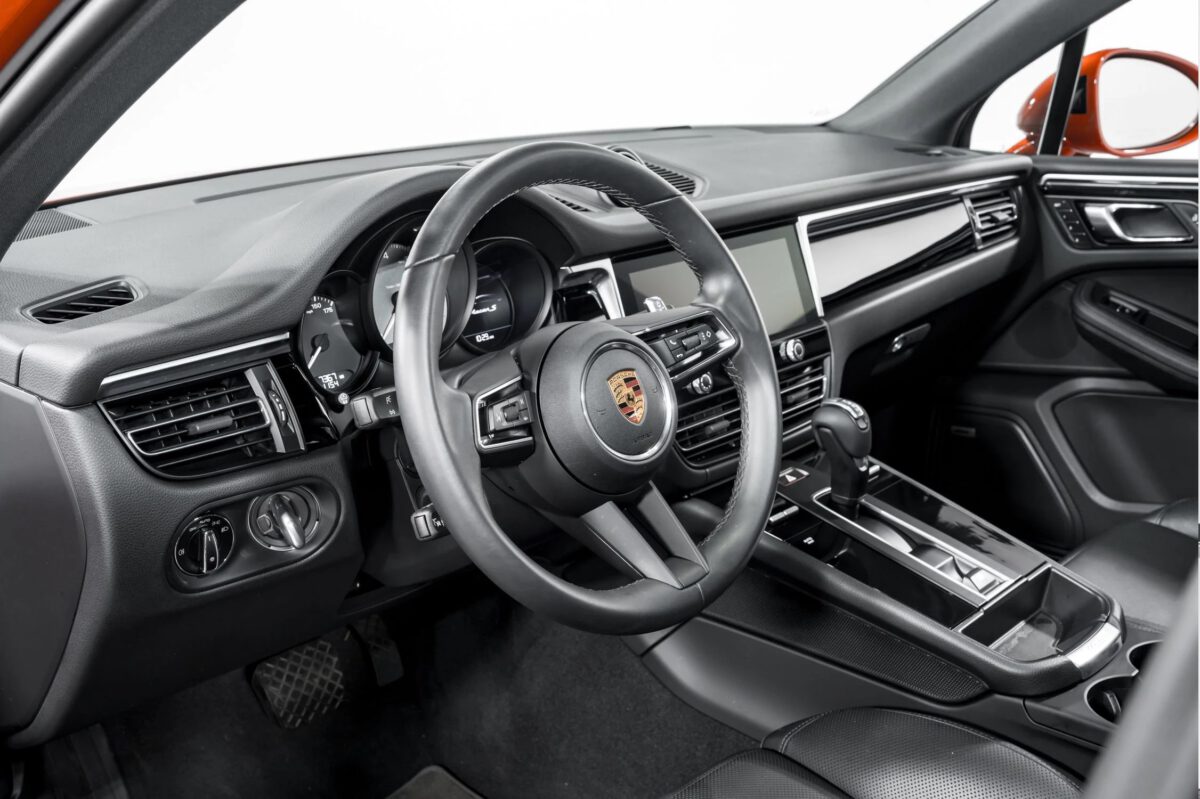 Porsche Cayenne Turbo Driving cockpit
