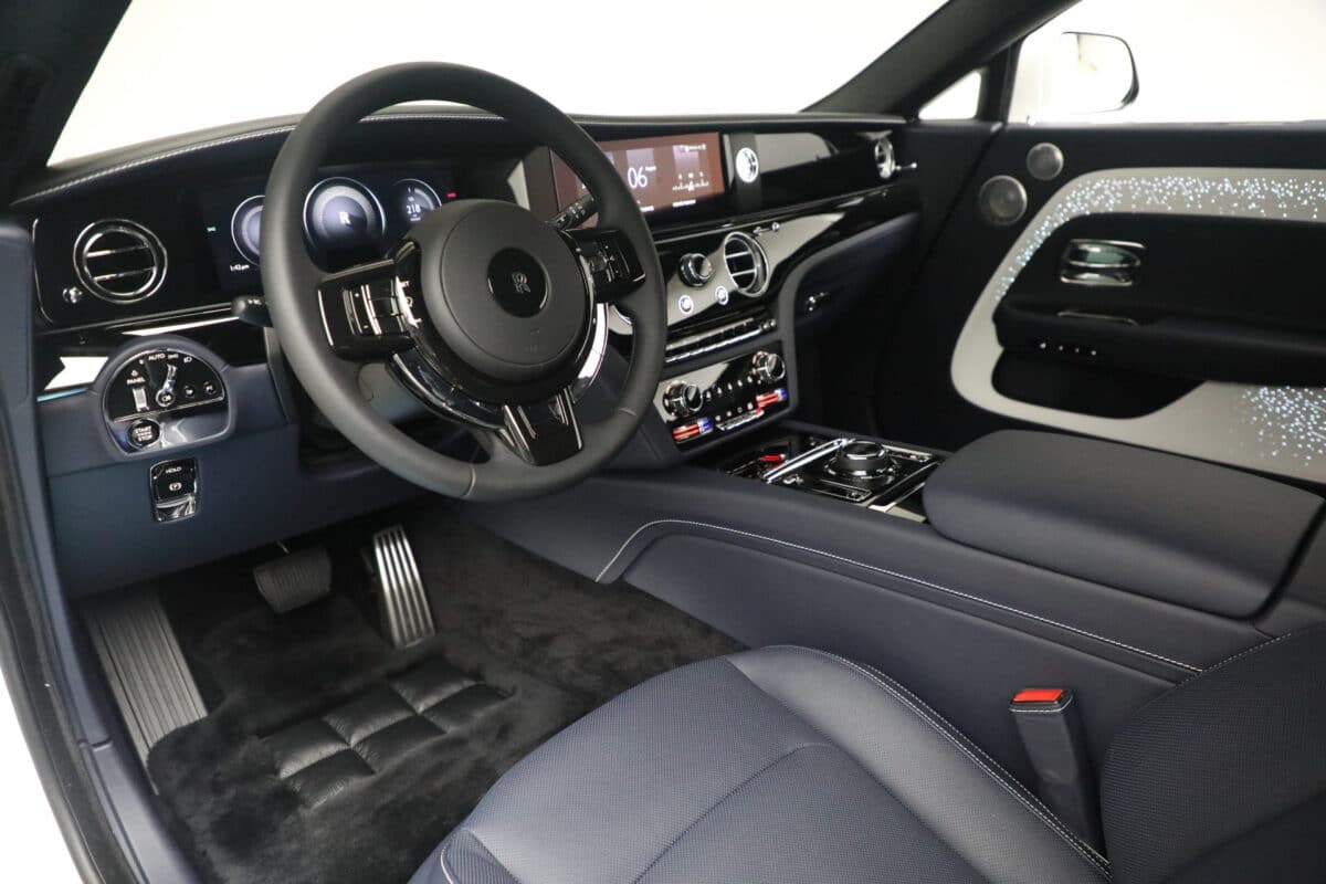 Rolls Royce Spectre front driver's view